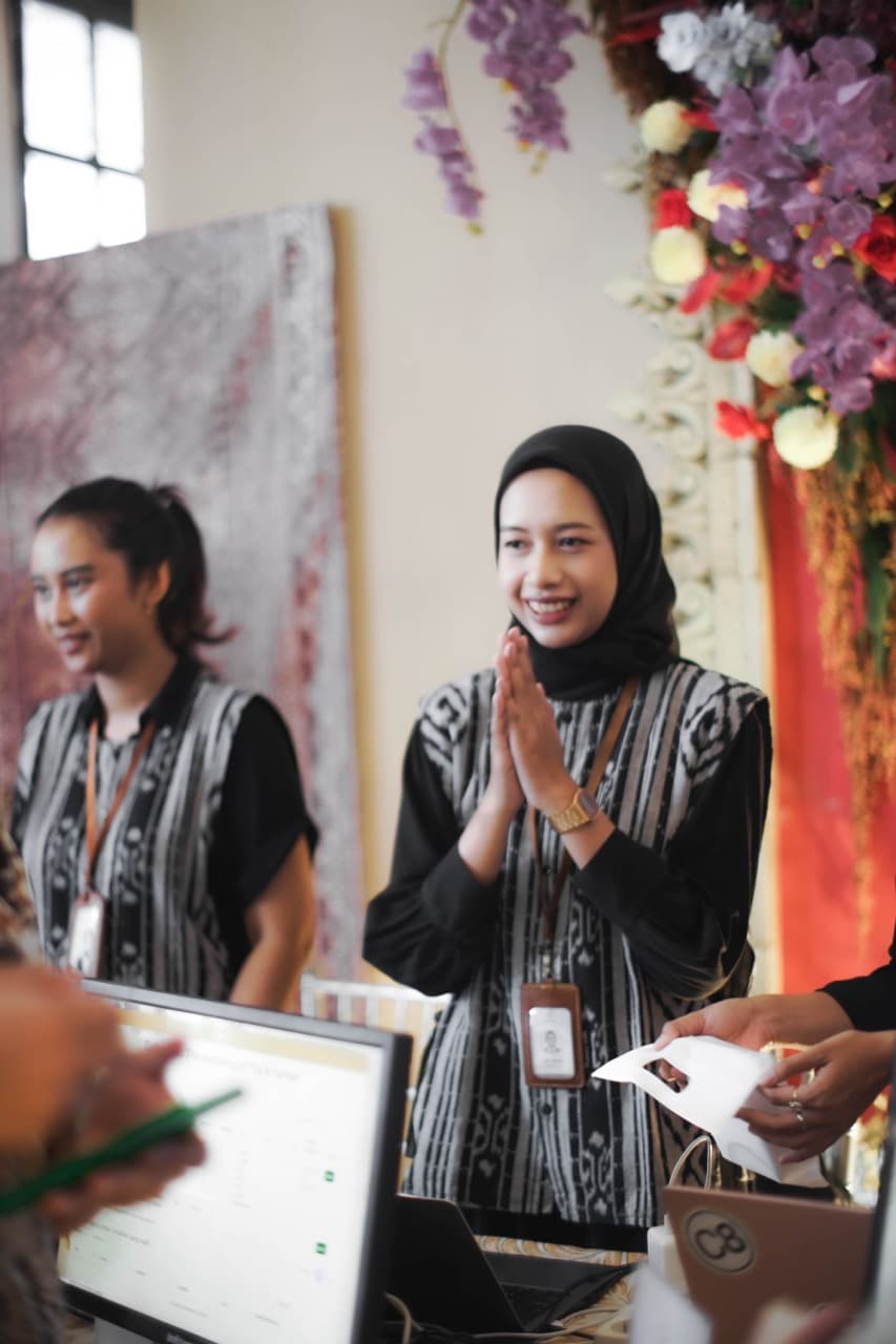 Petugas menyambut tamu dengan ramah
