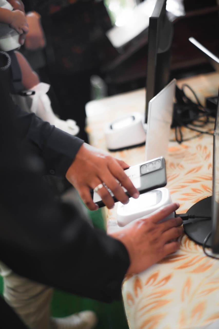 Proses scan QR Code tamu